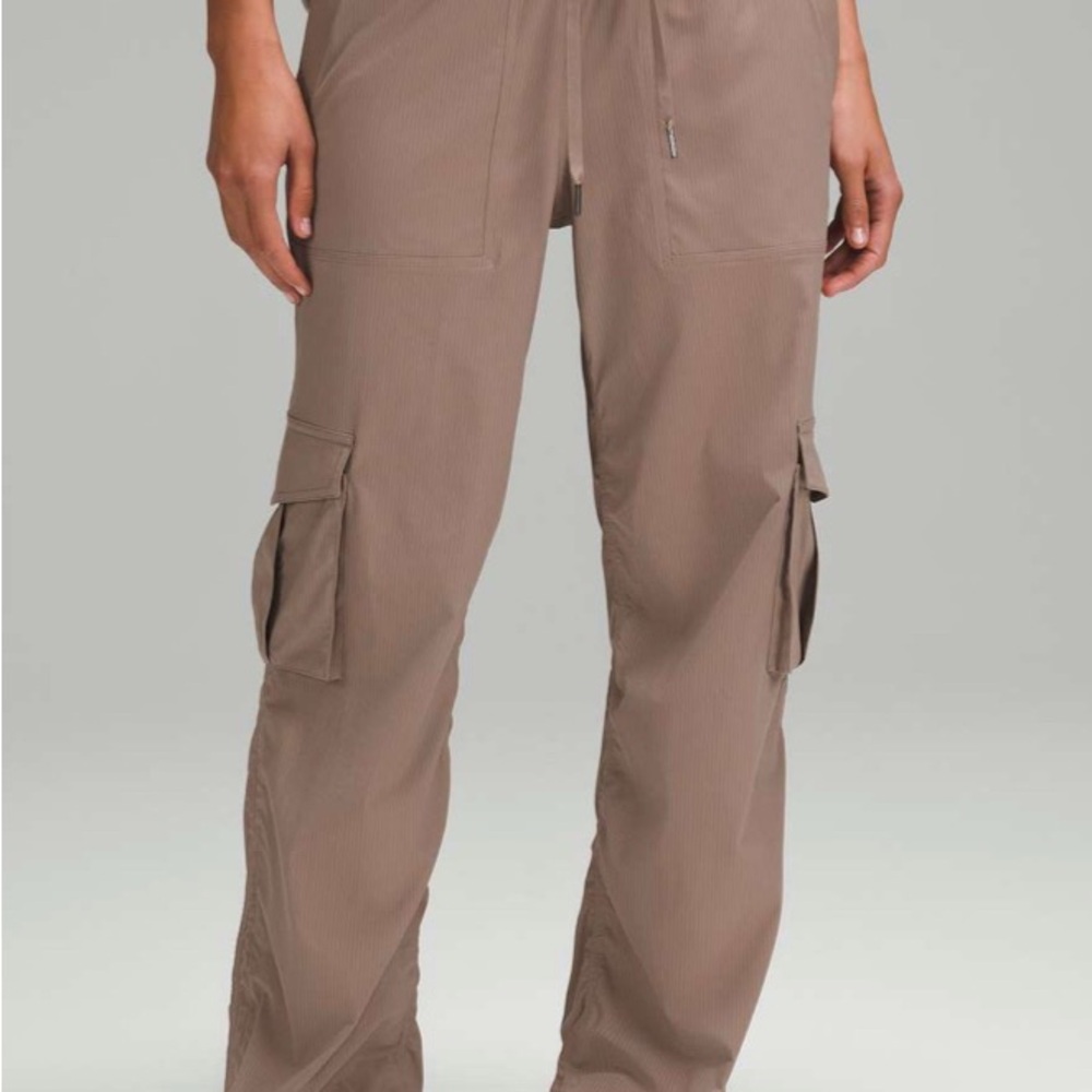 Lululemon mid rise relaxed fit dance studio cargo, adjustable bottom size small